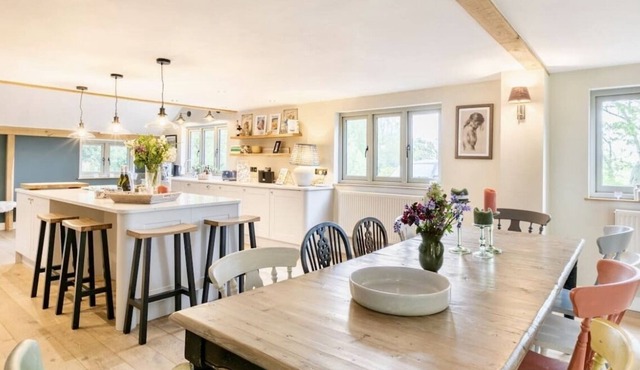 Country Farmhouse and Barn Sleeps 16, pet Friendly, hot Tub, hen Parties