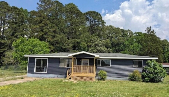 Country Home near City, 3 bedroom, sleeps up to 10