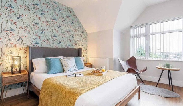 Couples Getaway, Central to Beach & Town. Parking.