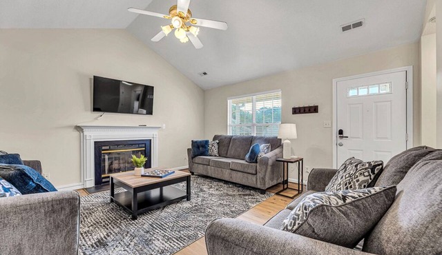 Cozy 2BR King Bed Sleeps 6 Near Hospital & Wake Forest