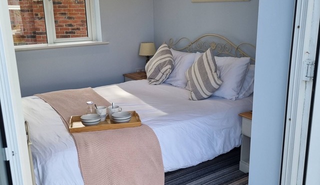 Cozy annexe, private entrance and garden, close to New Forest and Dorset beaches