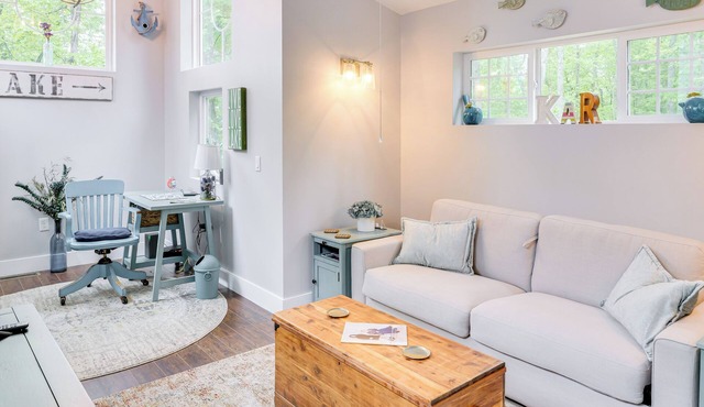 Cozy Couple's Retreat w/Hot Tub in Smithville!
