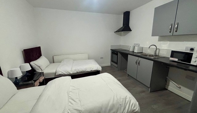 Cozy Dudley City Studio with 2 Single Beds