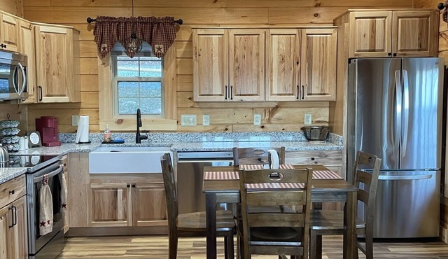 Cozy New Log Cabin private setting with Mountain Views all year round
