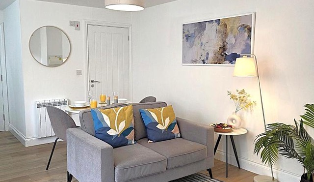 Cozy One Bed Flat at Dawe Luxury Suites - An Entire Apartment near Ely Cathedral & Train Station - The Perfect Base to Explore Ely, Cambridge, Norfolk & London - 2 Guests Max & Pet Friendly