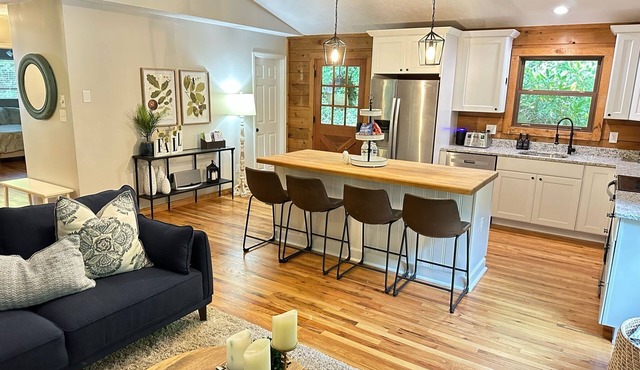 Cozy private Sugar Mountain cabin located near Skiing, Hiking and more!