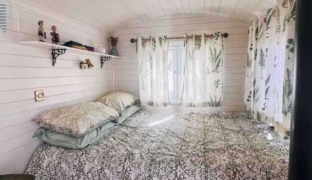Cozy shepherd's hut in Whitstable town centre - The Oyster Bed 🦪