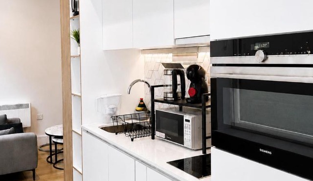Cozy Studio Apartment - 7 Minutes Drive to Heathrow Airport Terminal 4 - Unlimited Wi-Fi - Sleeps 2 - Paid Parking