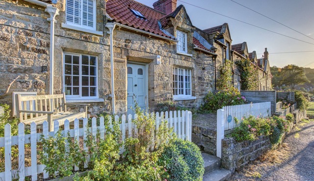 CRAB COTTAGE, pet friendly, character holiday cottage in Sandsend