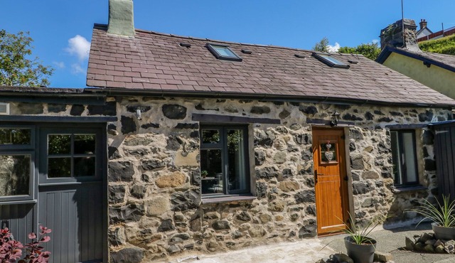 CRABAPPLE COTTAGE, romantic, with open fire in Llanfairfechan
