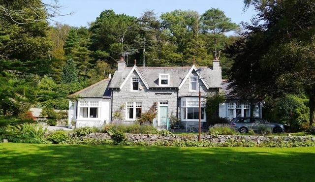 Craigrathan - a house that sleeps 7 guests in 4 bedrooms