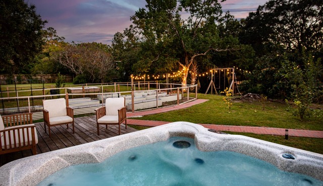 Creekside Retreat w/Hot Tub + Game Room, 6 minutes to Downtown, 15 to Folly!