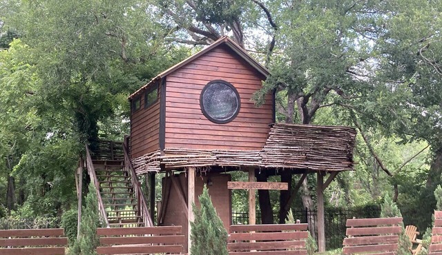 Creekside Texas Tree House Rental on Lake Conroe in Willis