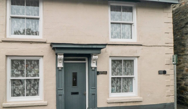 CRUMBLE'S COTTAGE, pet friendly, with open fire in Kirkbymoorside