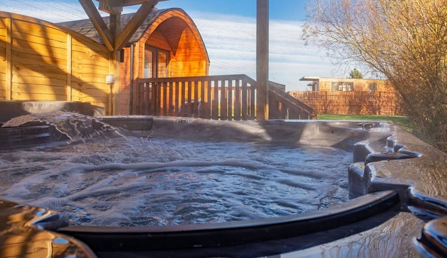 Cygnet - Mini Pod with Hot Tub