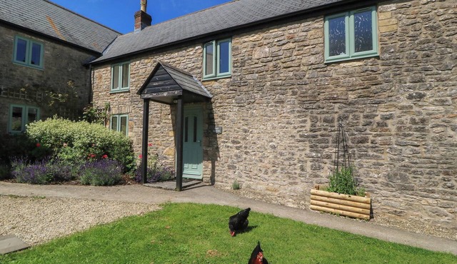 DALE BARTON, pet friendly, character holiday cottage in Wells
