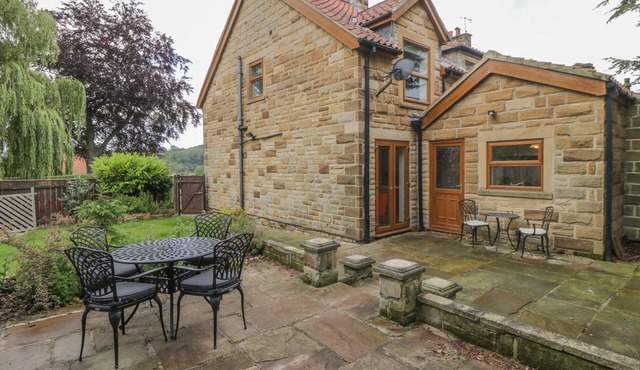 DALE VIEW, pet friendly, luxury holiday cottage in Sleights