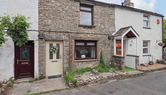 DANA HOUSE, country holiday cottage in Burton-In-Kendal