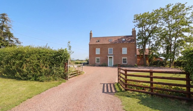 DANIELS FARMHOUSE, luxury holiday cottage, with hot tub in Claines