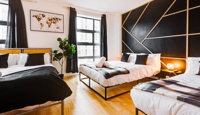 Deluxe Duplex w/ Balcony & City Views - Pool Table