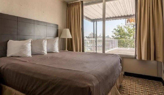 Deluxe King Room near Opryland