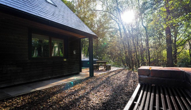 Denstone; woodland lodge for 8 with hot tub, log burner, BBQ, near Alton Towers.