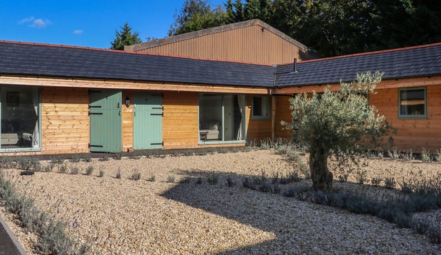 DI NOTTE - NO. 5, pet friendly, with a garden in Goring-On-Thames