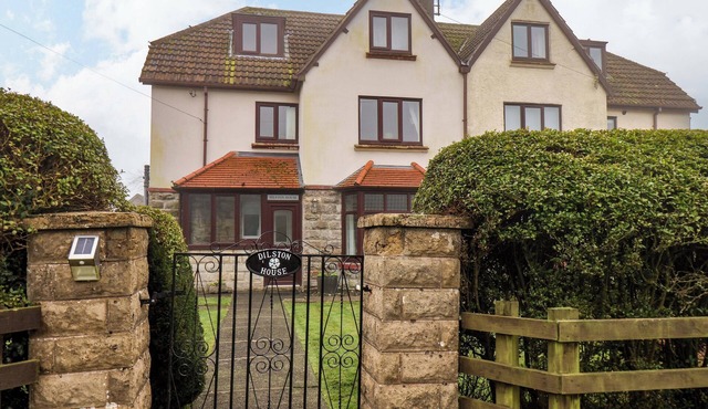 DILSTON HOUSE, pet friendly, with open fire in Goathland