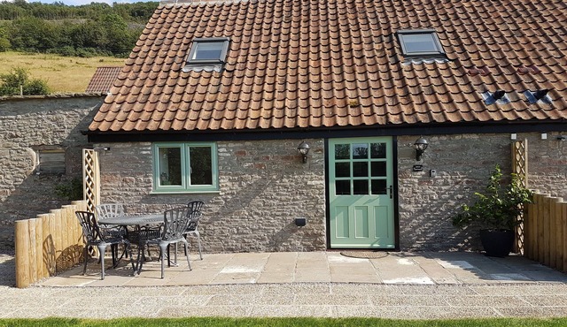 Dog & family friendly 2 bed barn conversion in country setting