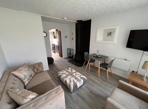 Dog Friendly Beachside Cottage Kessingland with private parking in Kessingland