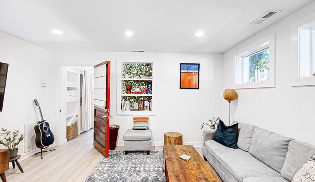 Dog-friendly duplex close to beach with outdoor shower and washer/dryer