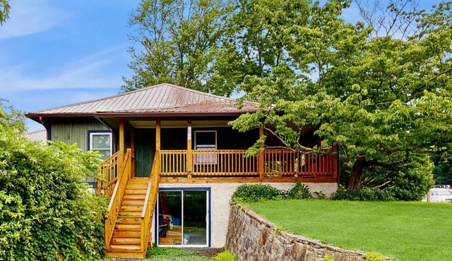 Dog-friendly farm cottage with patio walk to dining & Ecusta Trail ac