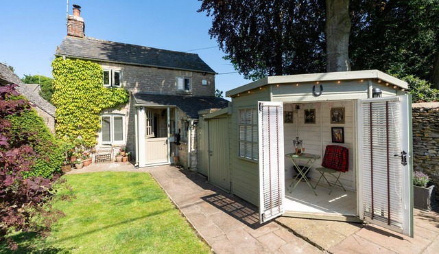 Dog friendly one bed holiday cottage in Fairford - Wood Cottage
