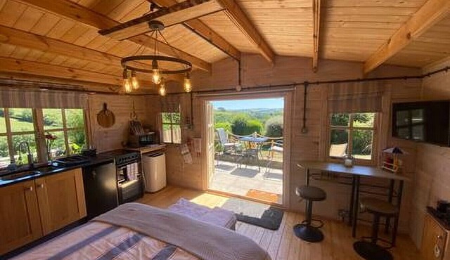Driftwood Retreat with Hot tub
