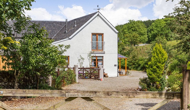 DRIMNATORRAN FARM LODGE, pet friendly, with open fire in Strontian