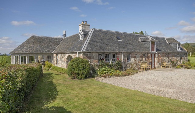 Drum Lodge - sleeps 15 guests in 7 bedrooms