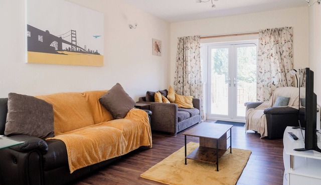 Dudley 6-Bed House, Sleeps 13 - Fams & Contractors