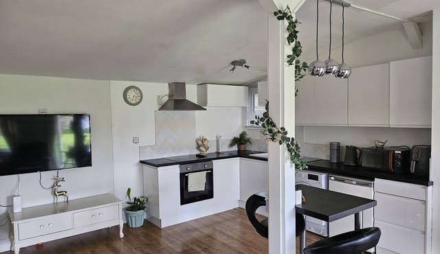Dunmow 1-bed Cabin, Sleeps 4, 10 Mins to Stansted