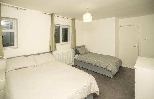 Dunstable 3-Bed House Sleeps 6 Driveway Parking Near Town Centre & Transport Links Close to Whipsnade Zoo Ideal for Families & Contractors