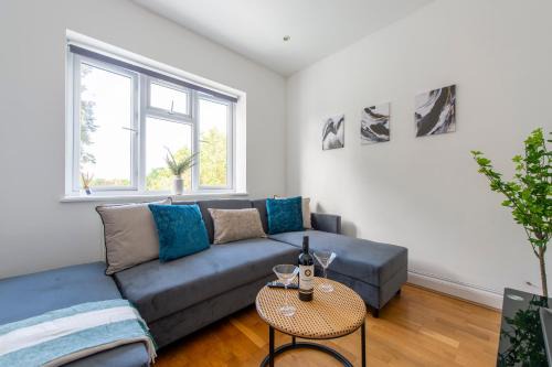 Ealing 3 Bath Flat with Parking 10 mins to Station