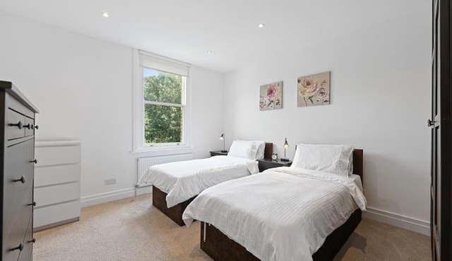 Ealing Broadway - Lovely 2-bedroom flat with offstreet parking