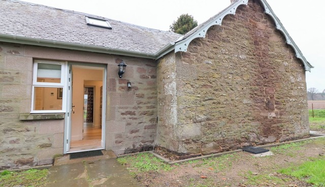 EAST CAMNO FARM COTTAGE, pet friendly, with open fire in Meigle
