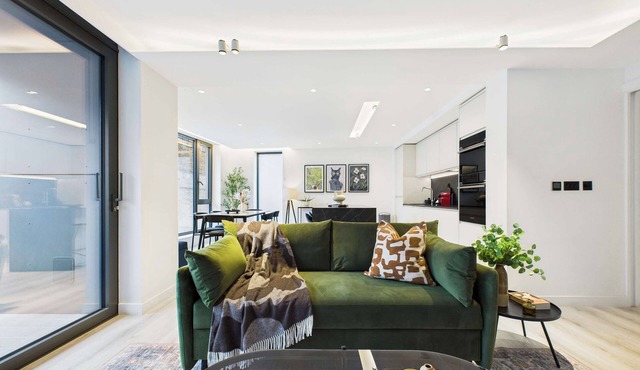 Edgy & Modern Balcony Apartment by Borough Market