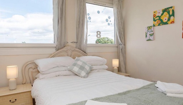 Edinburgh Bungalow Royal Infirmary Hospital Airport Free Prosecco And Parking B
