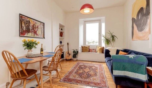 Edinburgh Castle Views! Stylish 2BD Flat, Sleeps 4