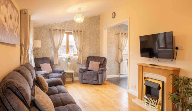 Elcky’s Lodge – Chic Summer Escape with Hot Tub