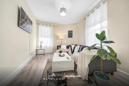 Elegant Bristol Stay Perfect for Groups by AltoLuxo