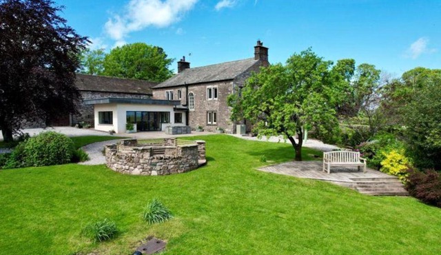 Elegant & spacious farmhouse with wonderful views