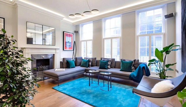 Elegant Townhouse in Trafalgar Square