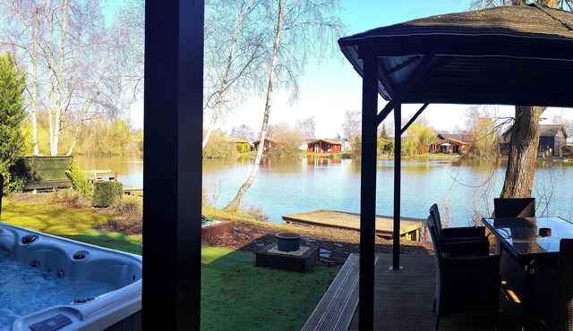 Elite Retreats 4U Ltd - Lakeside Hot Tub Log Cabin at Tattershall Lakes Park